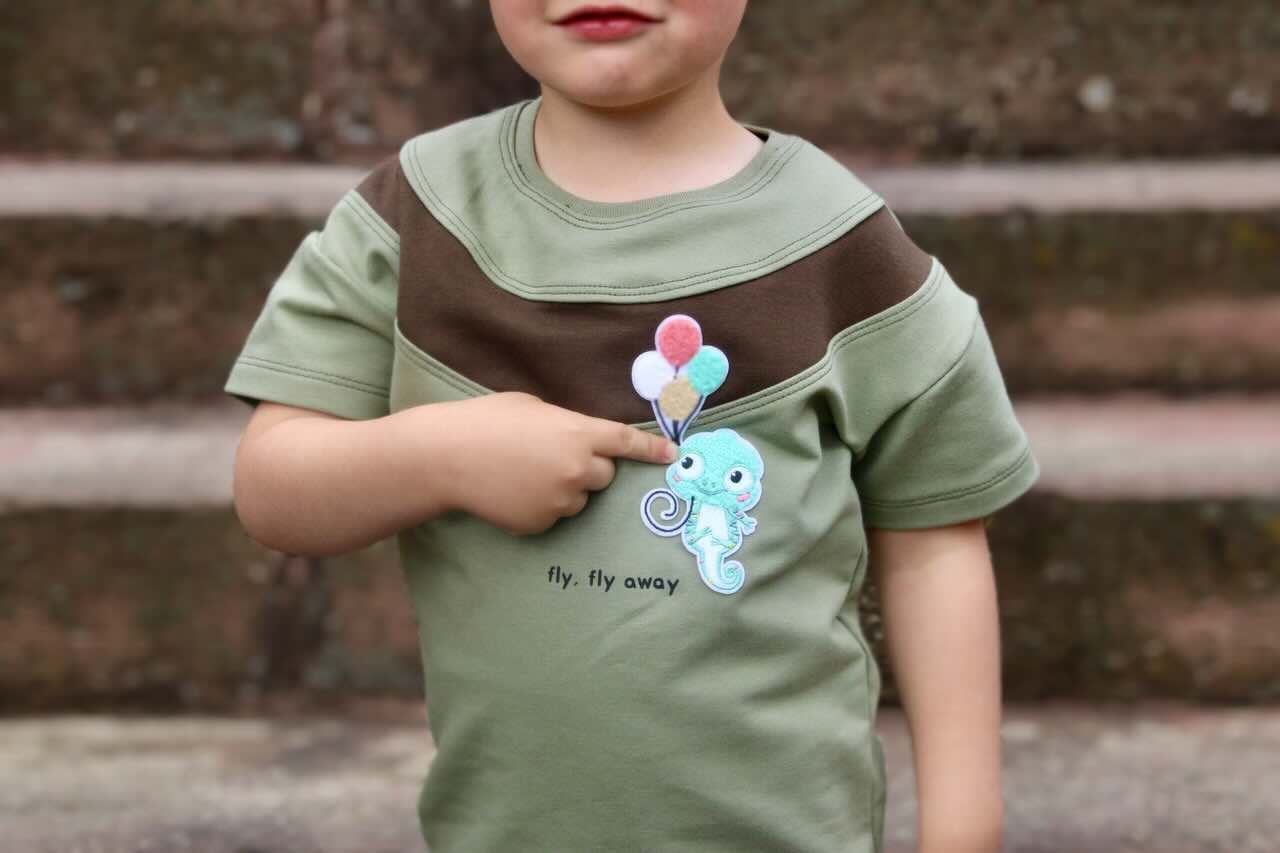 T-Shirt mit Chenille Patch Chamäleon