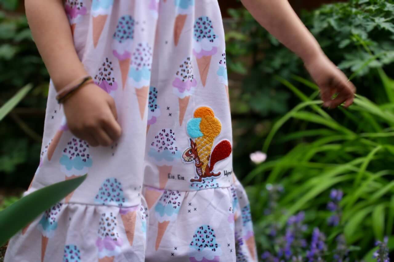 Kleid mit Chenille Patch Eishörnchen