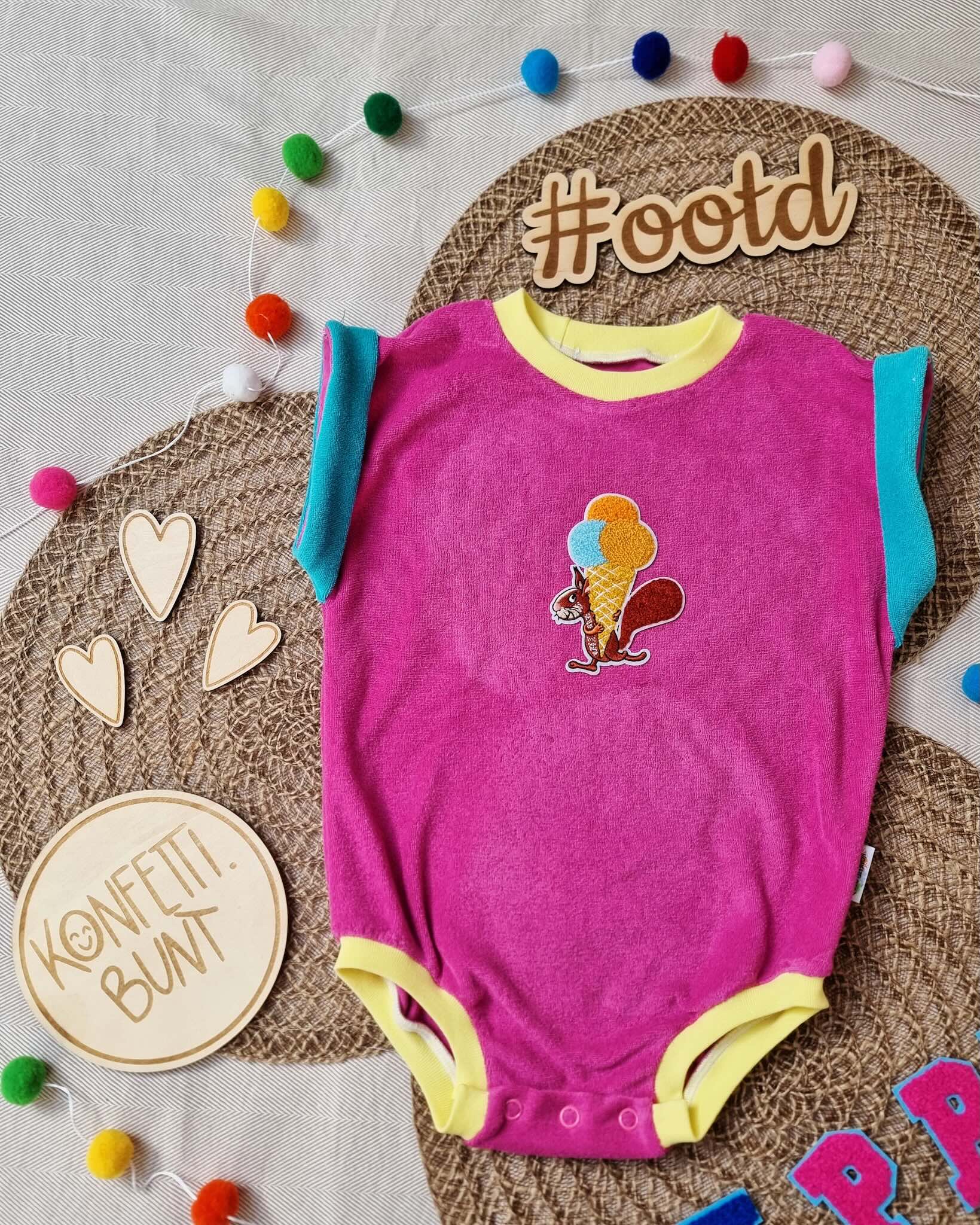 Rompa mit Chenille Patch Eishörnchen