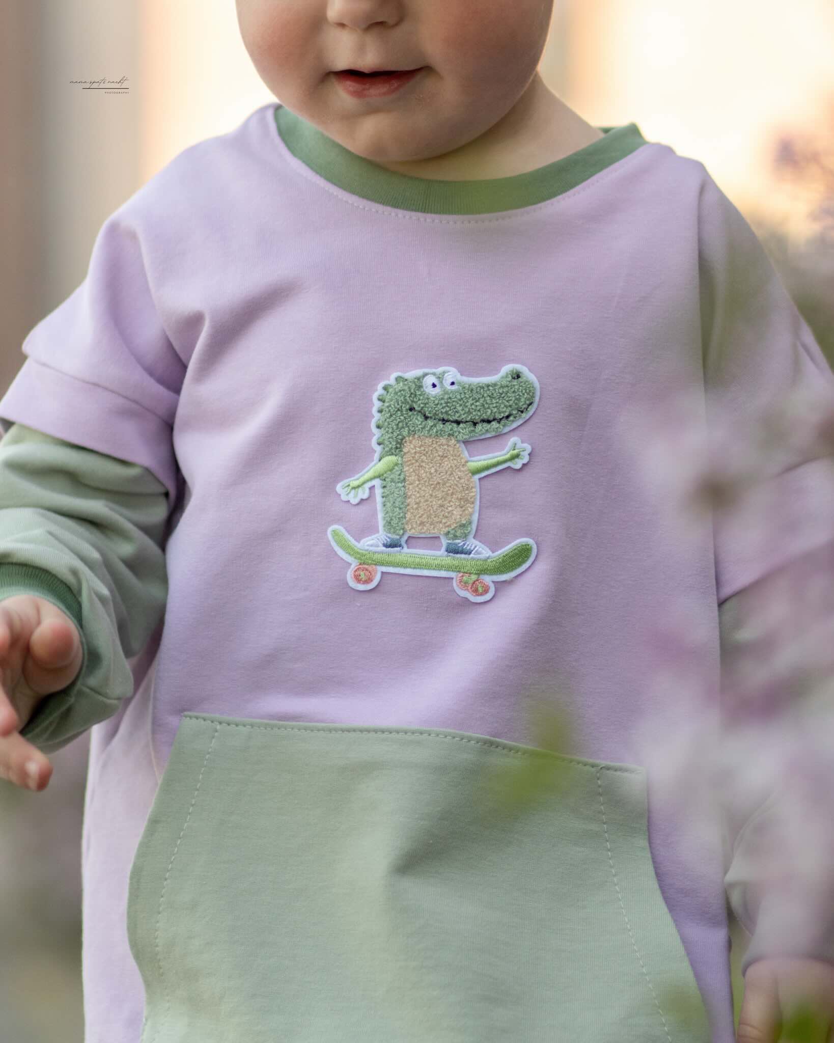 Pullover mit Chenille Patch Kroko