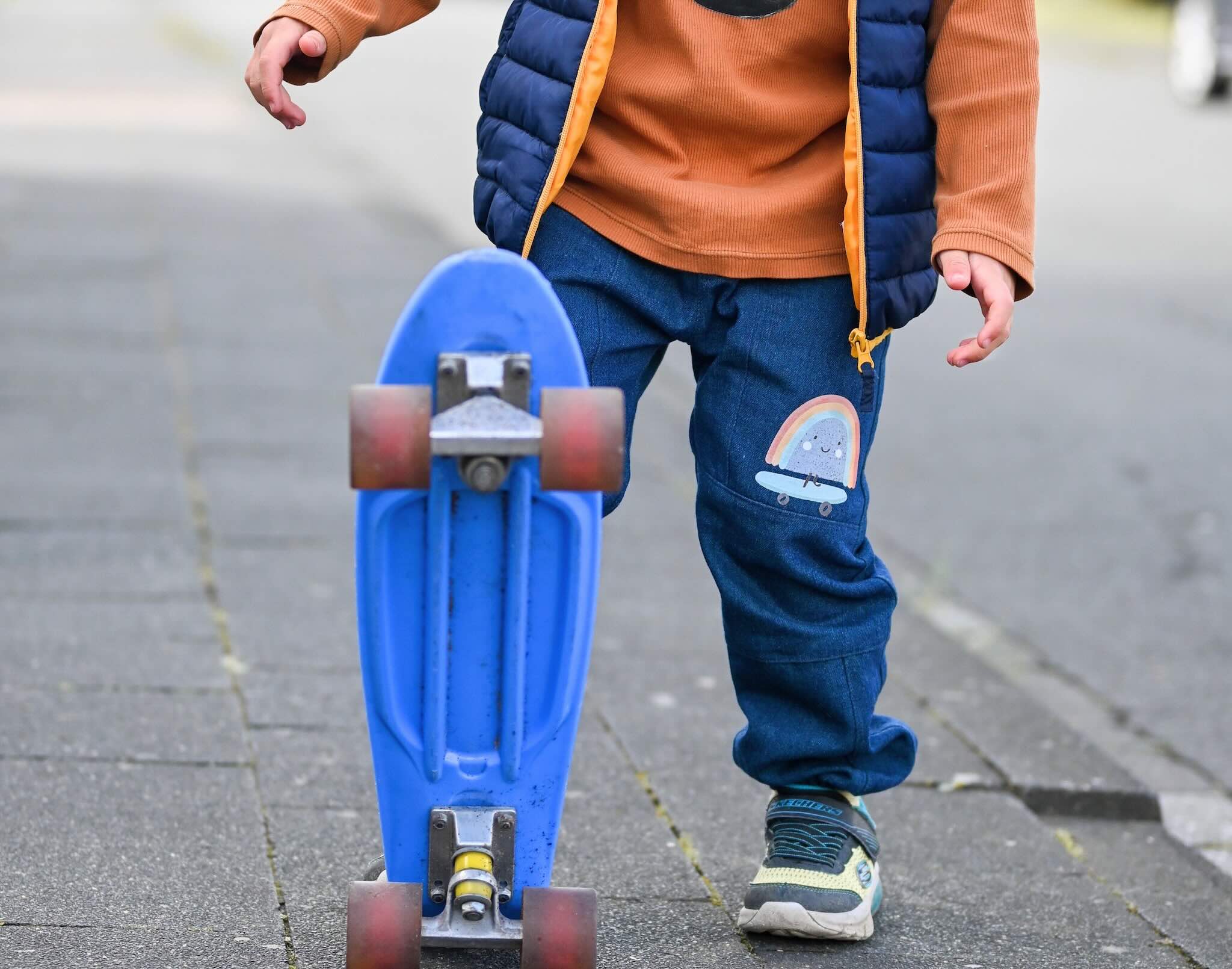 Kind mit Bügelbild Regenbogen