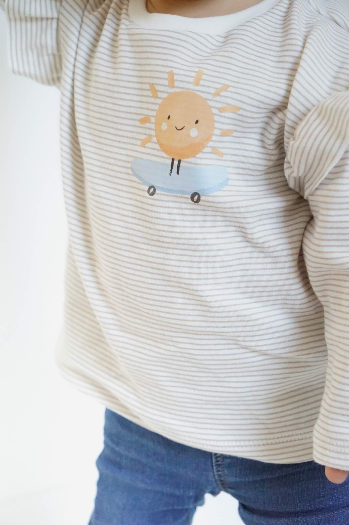 Kind mit Bügelbild Sonne