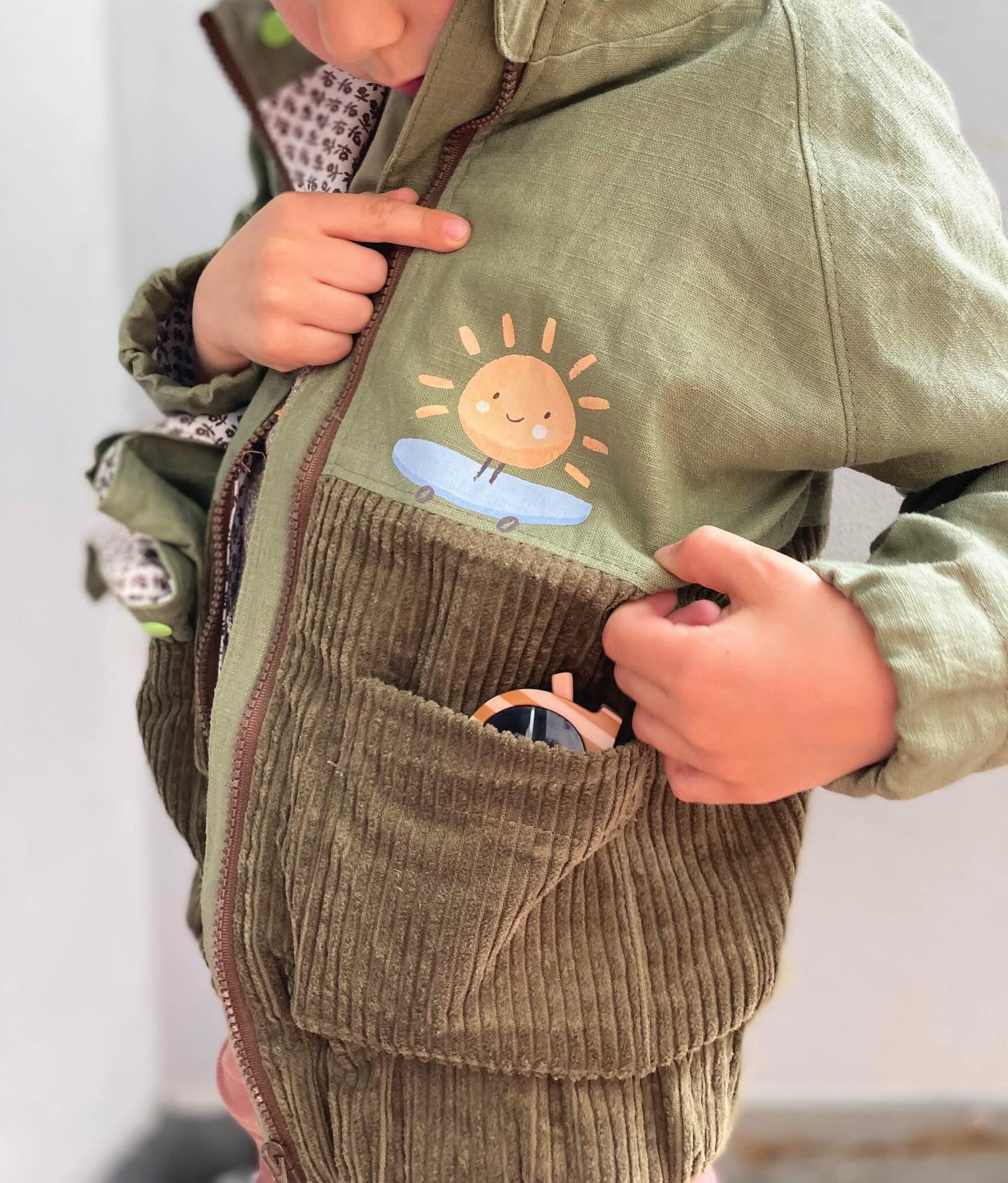 Kind mit Bügelbild Sonne