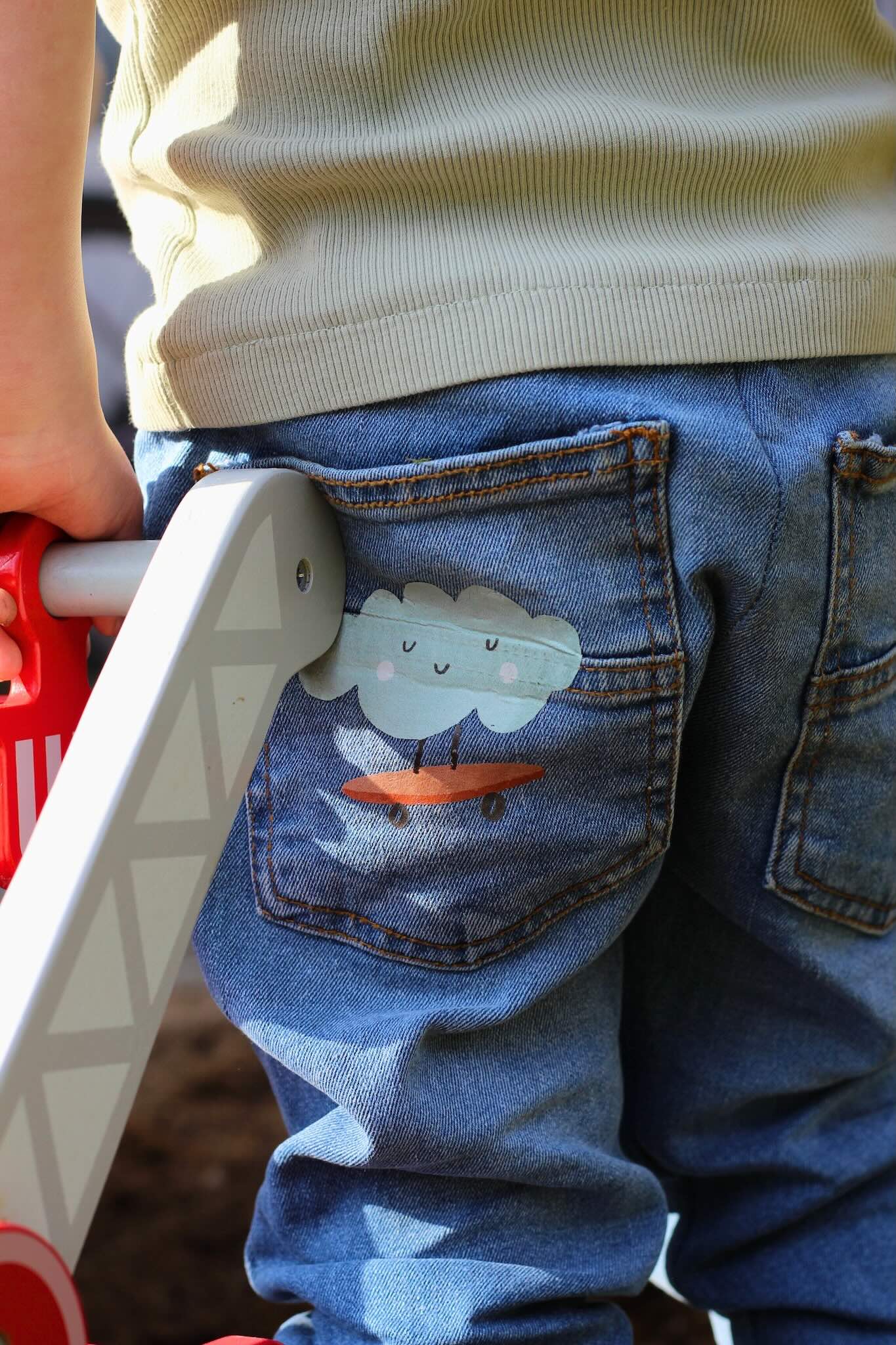 Kind mit Bügelbild Wolke