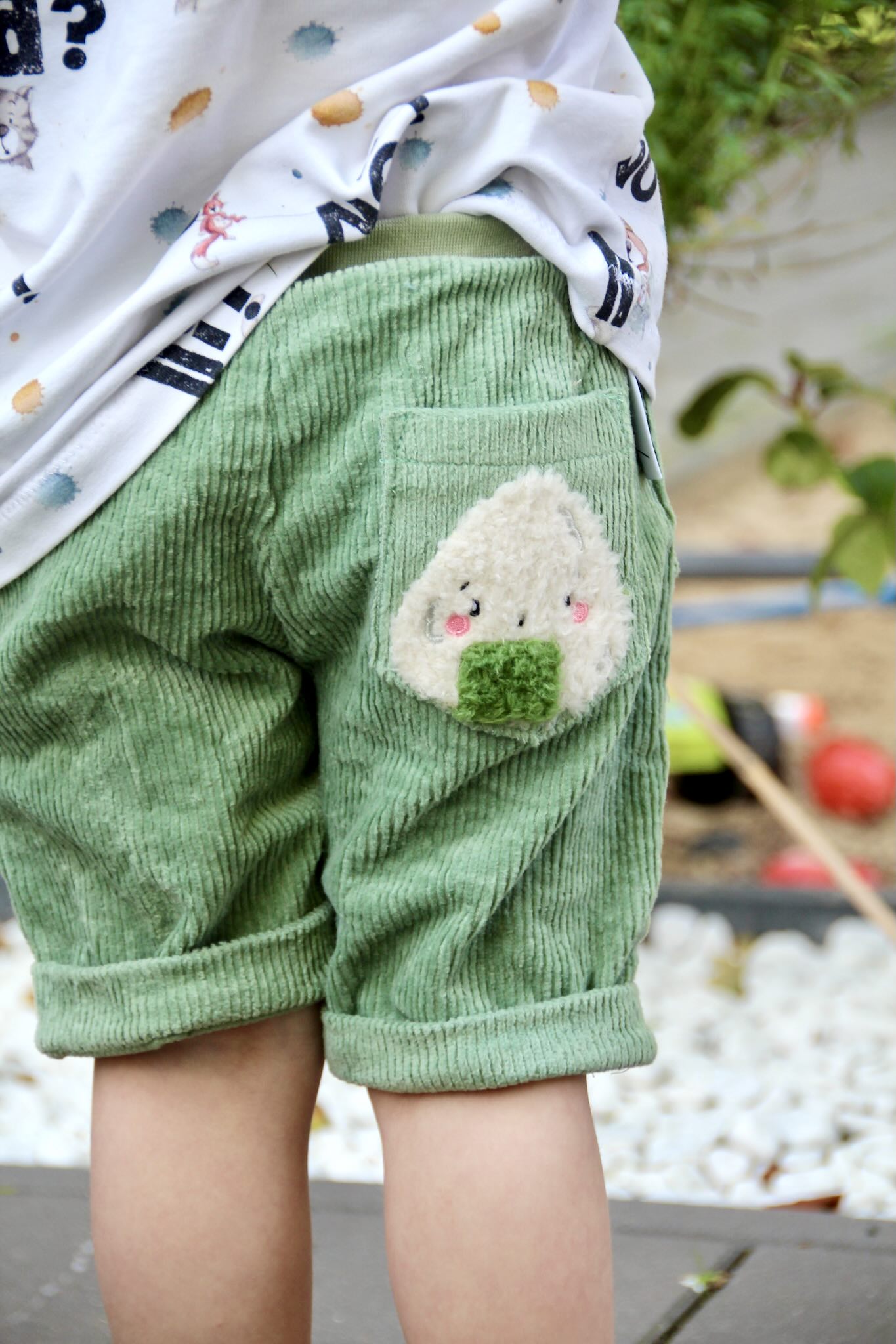 Kind mit Flauschi-Patch Onigiri