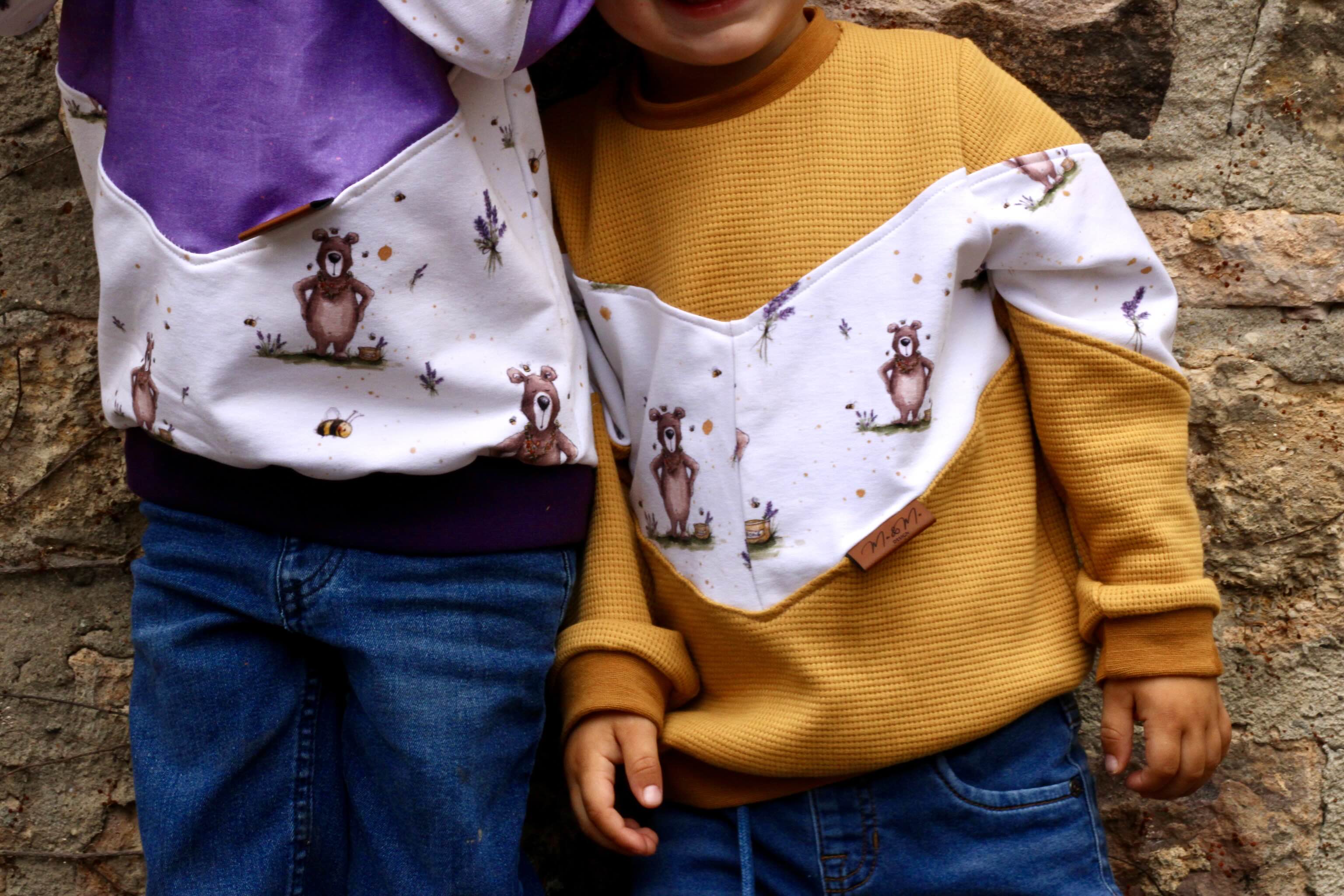 Kinder mit Pullover im Erwin Design