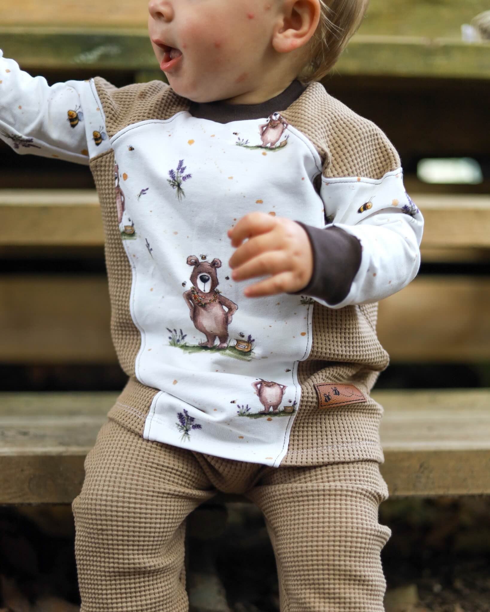 Kind mit Pullover im Erwin Design