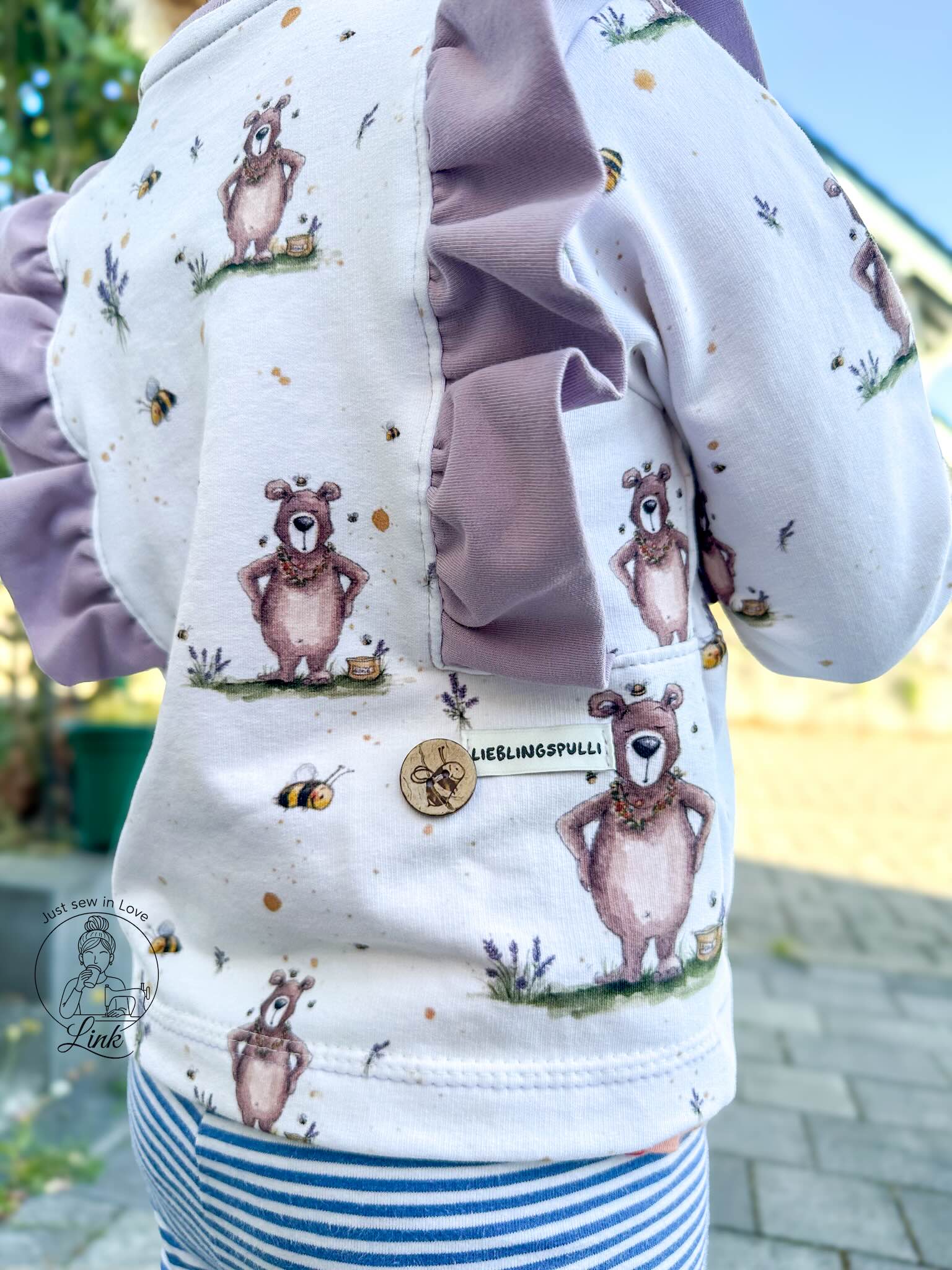 Kind mit Pullover im Erwin Design