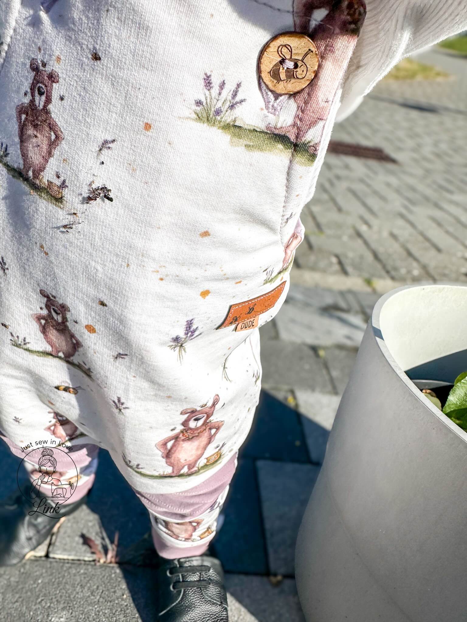 Kind mit Pullover im Erwin Design