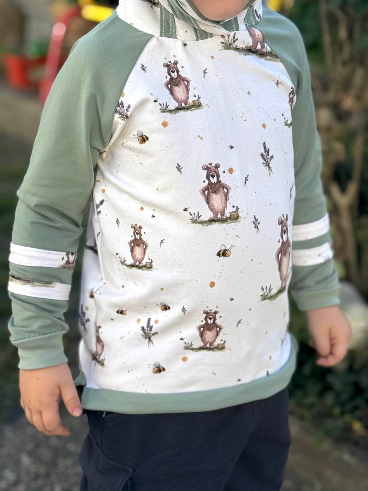 Kind mit Pullover im Erwin Design