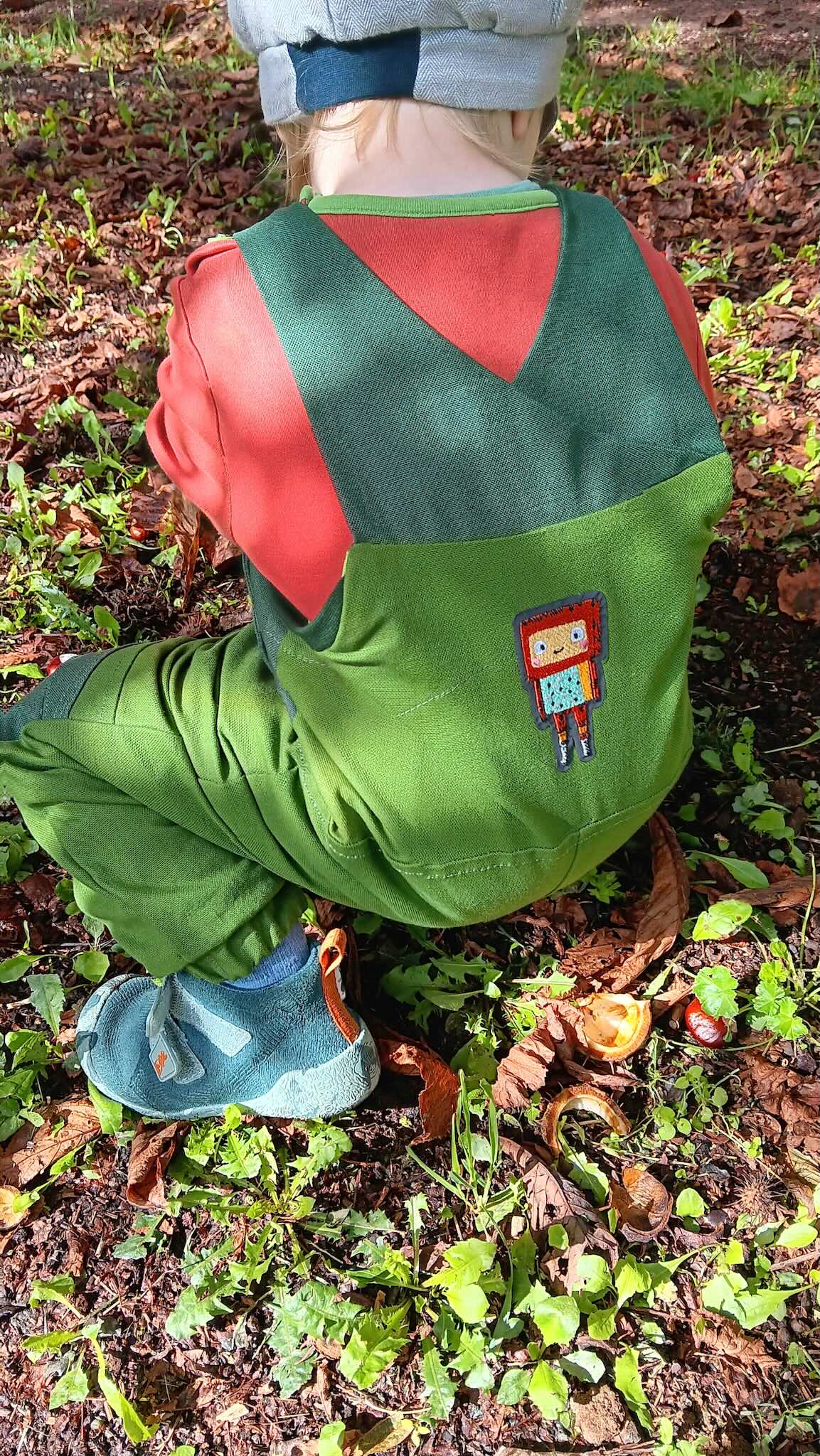 Ein Kind mit Reflektor Patch Roboter