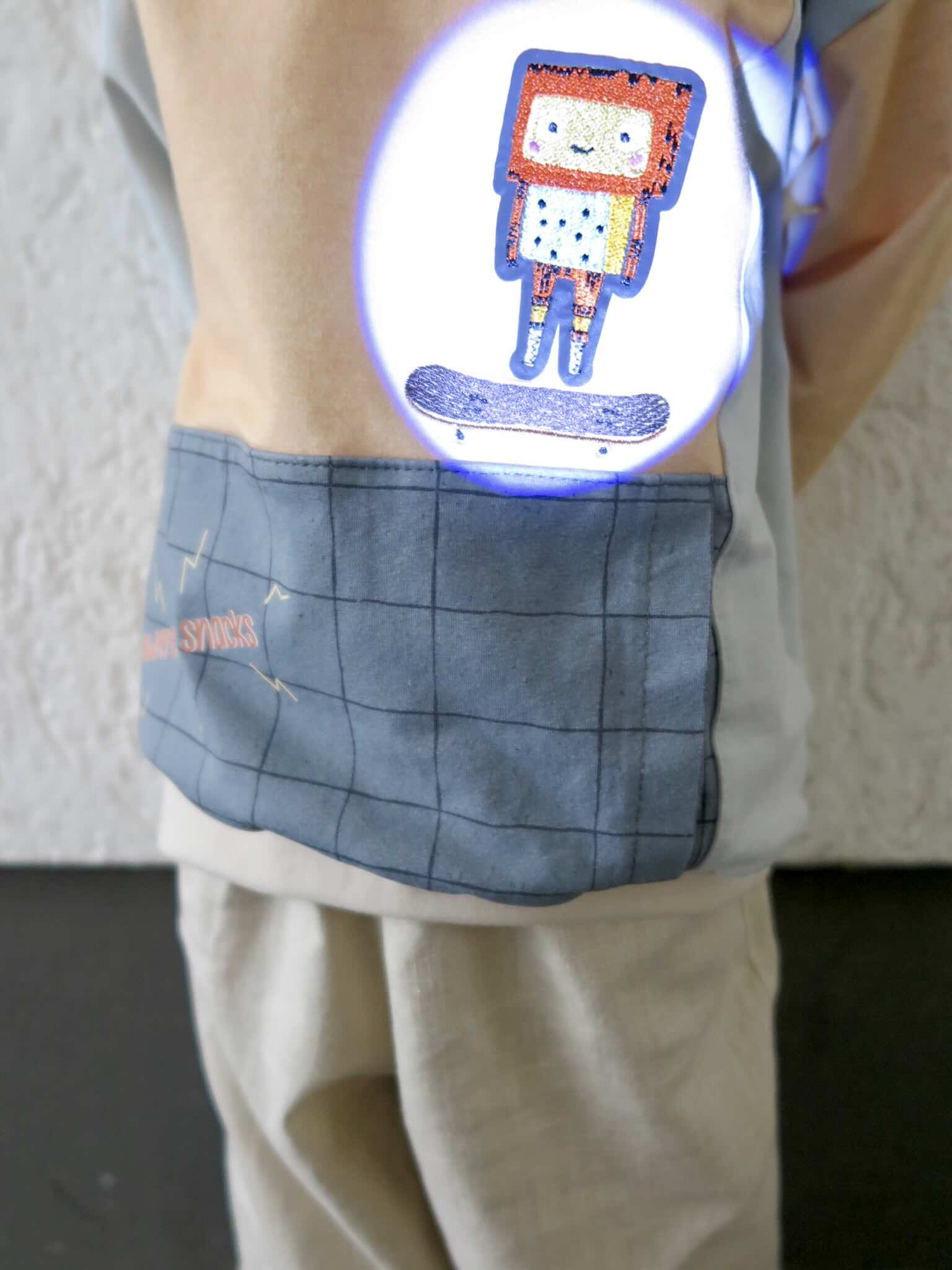 Ein Kind mit Reflektor Patch Roboter