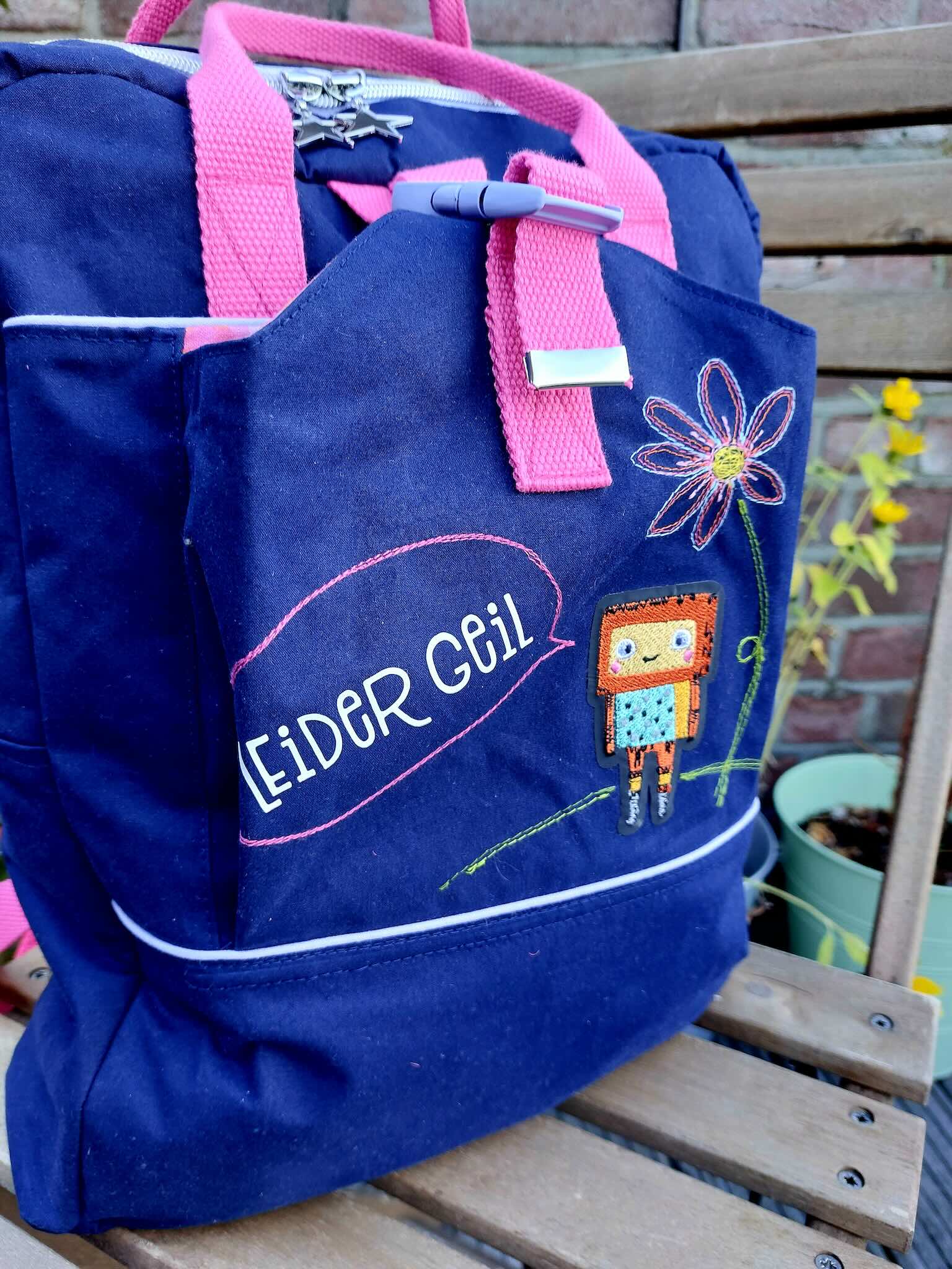 Eine Tasche mit Reflektor Patch Roboter