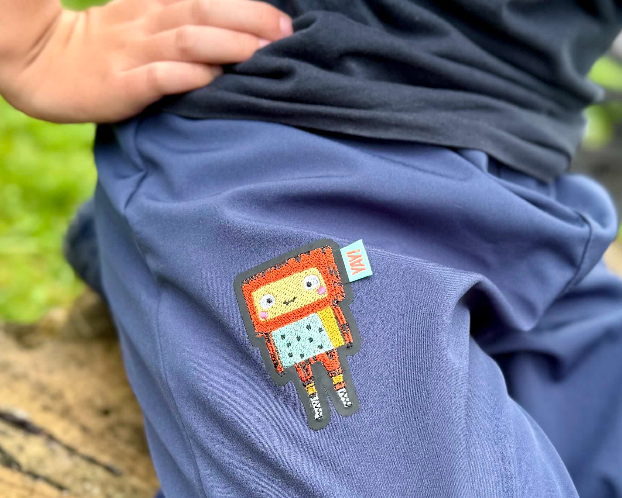 Ein Kind mit Reflektor Patch Roboter