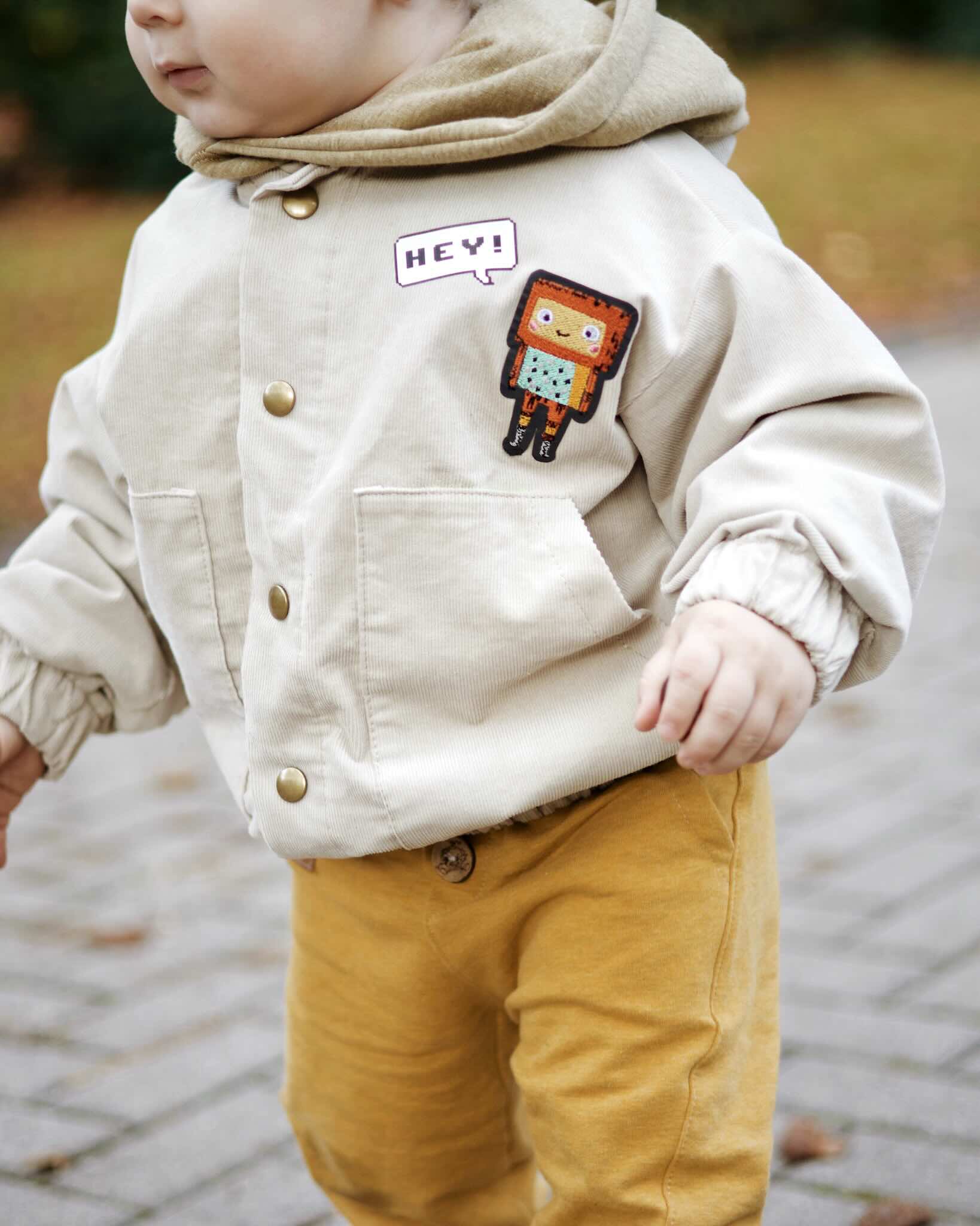 Ein Kind mit Reflektor Patch Roboter