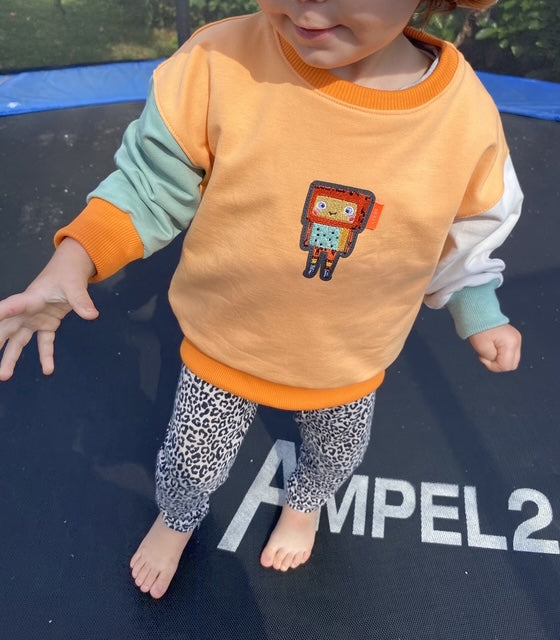 Ein Kind mit Reflektor Patch Roboter