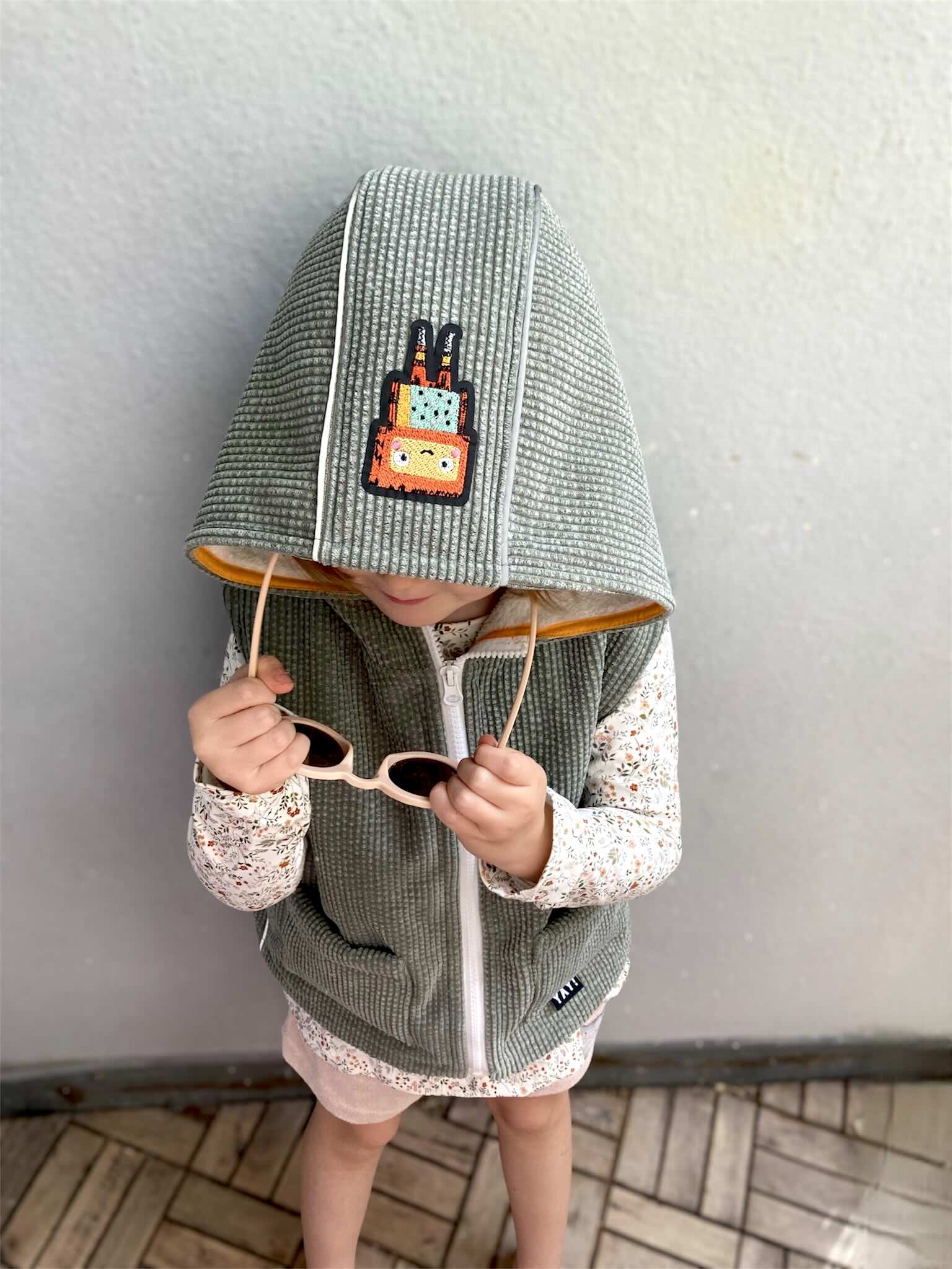 Ein Kind mit Reflektor Patch Roboter