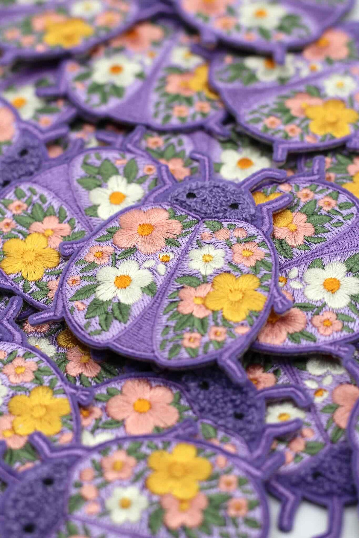 Chenille Patch – Brummi Blumenkäfer (lila)