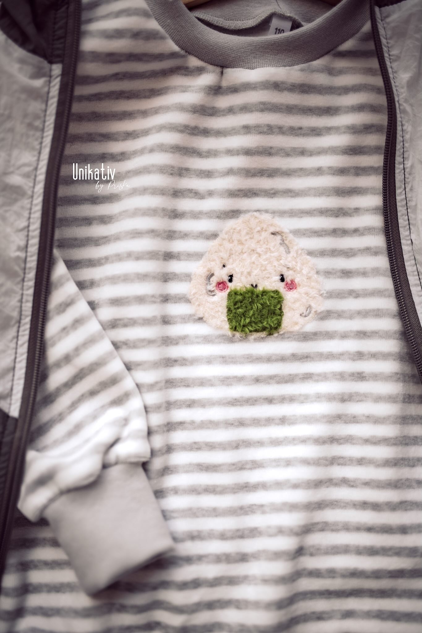 Kind mit Flauschi-Patch Onigiri