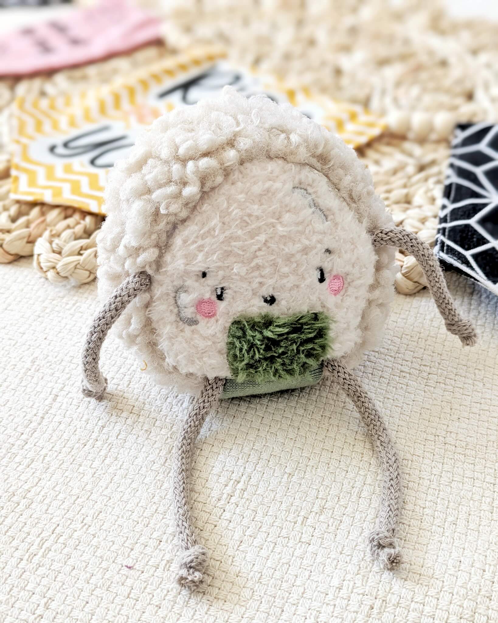 Flauschi Onigiri als Kuscheltier