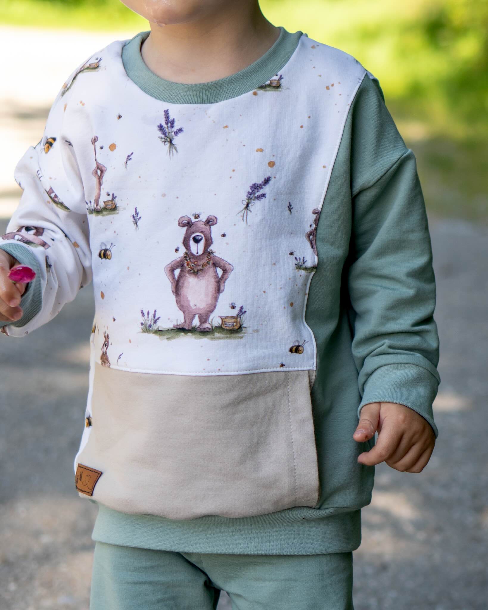 Kind mit Pullover im Erwin Design