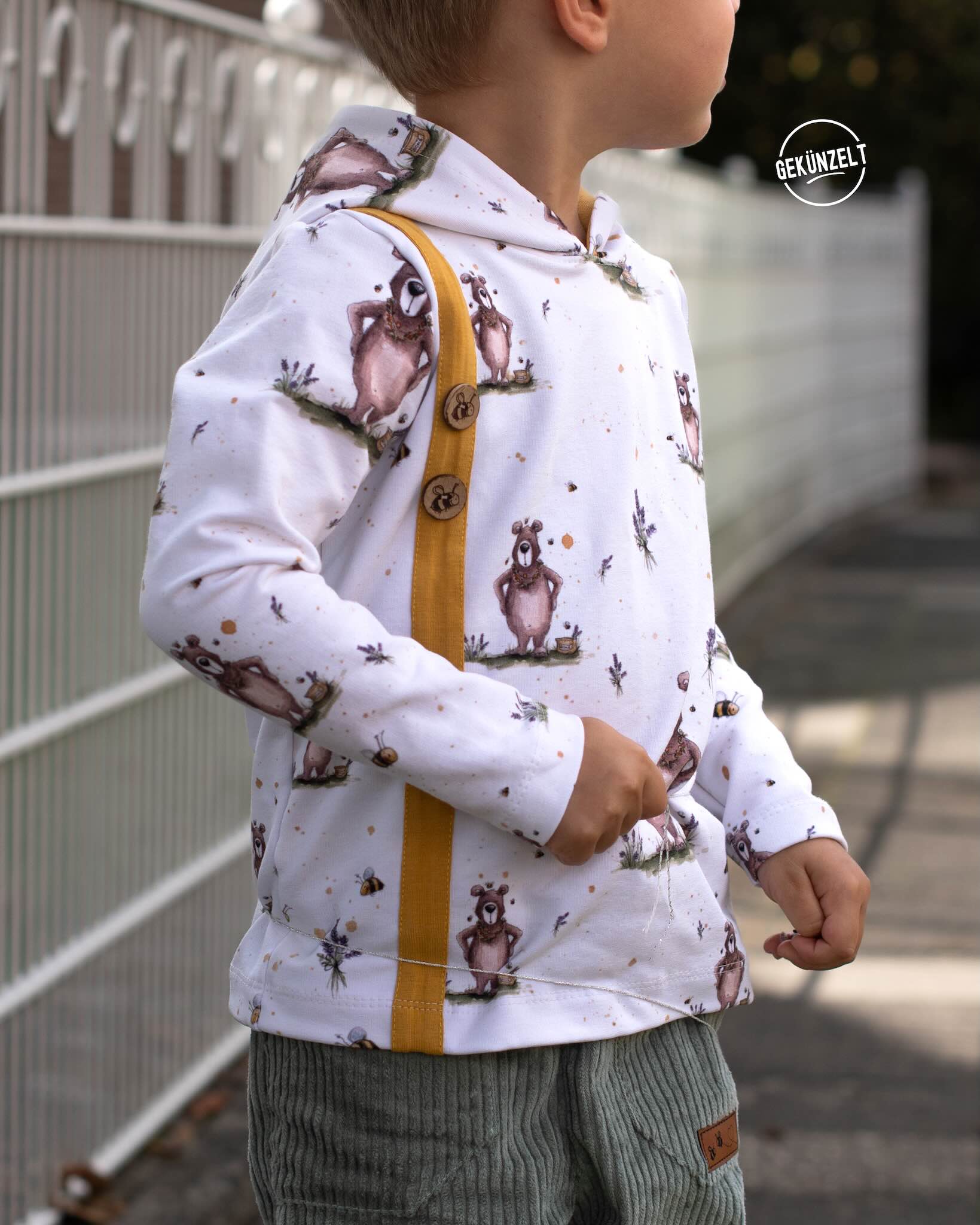 Kind mit Pullover im Erwin Design