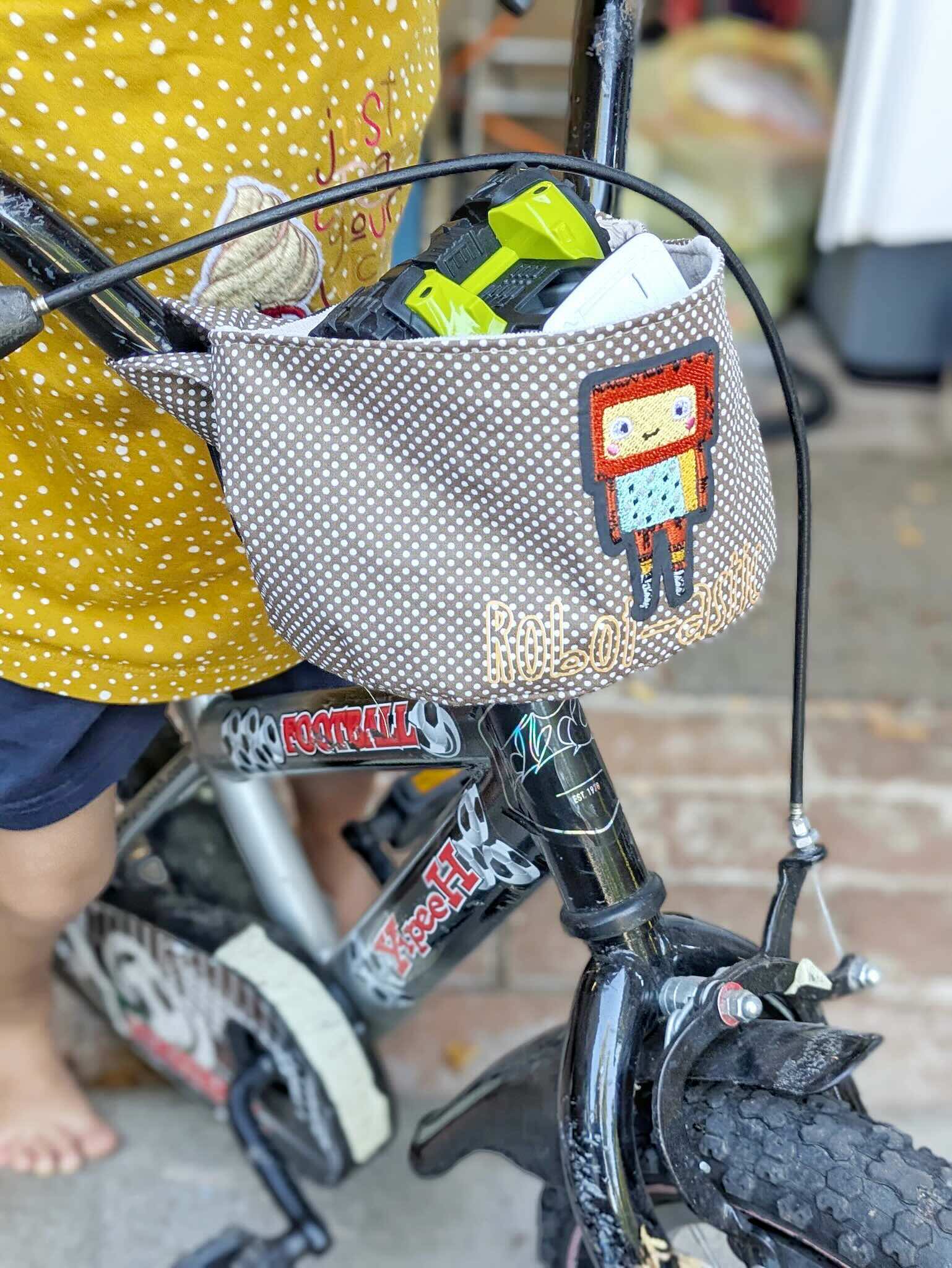 Eine Fahradtasche mit Reflektor Patch Roboter
