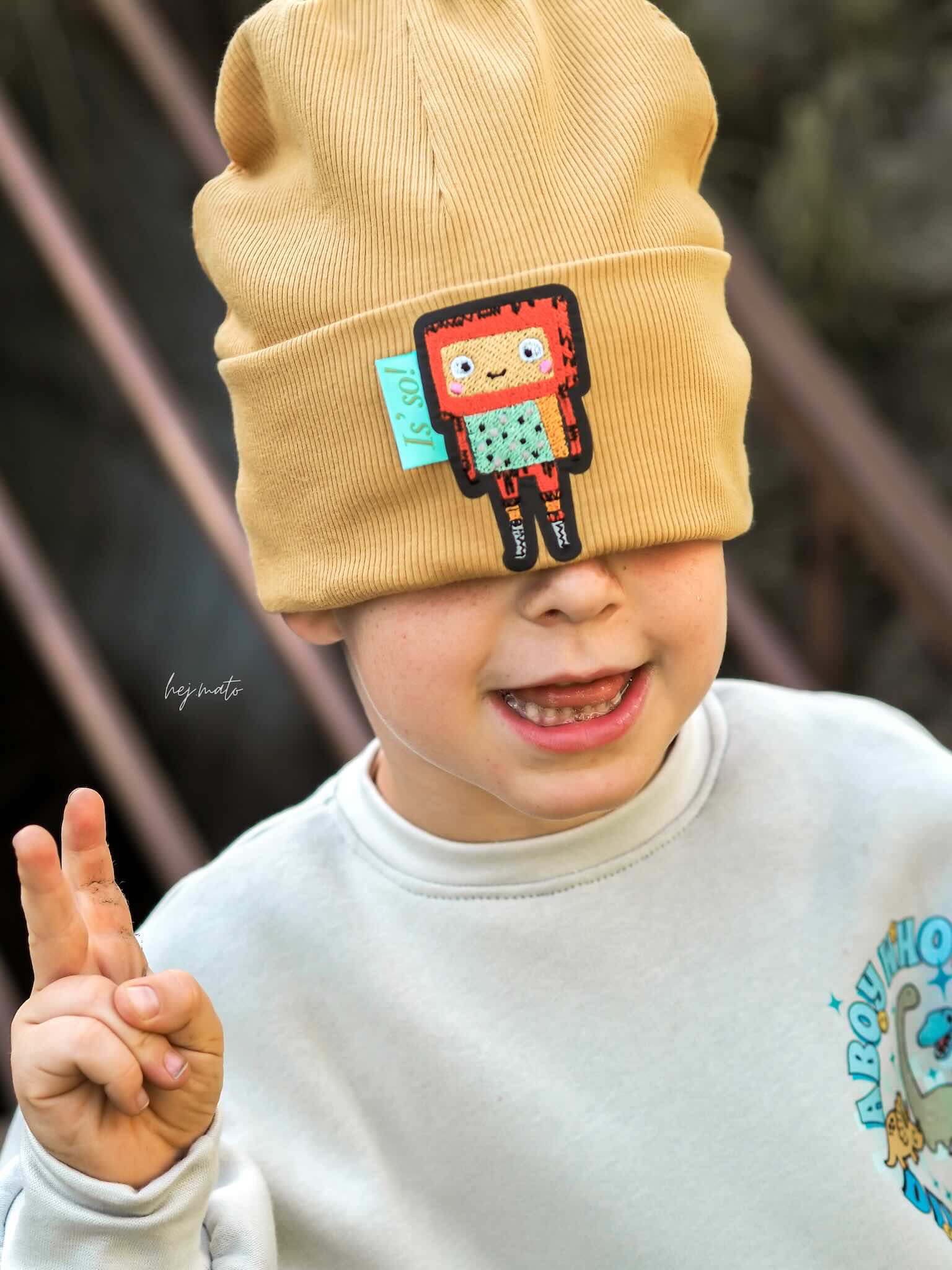 Ein Kind mit Reflektor Patch Roboter